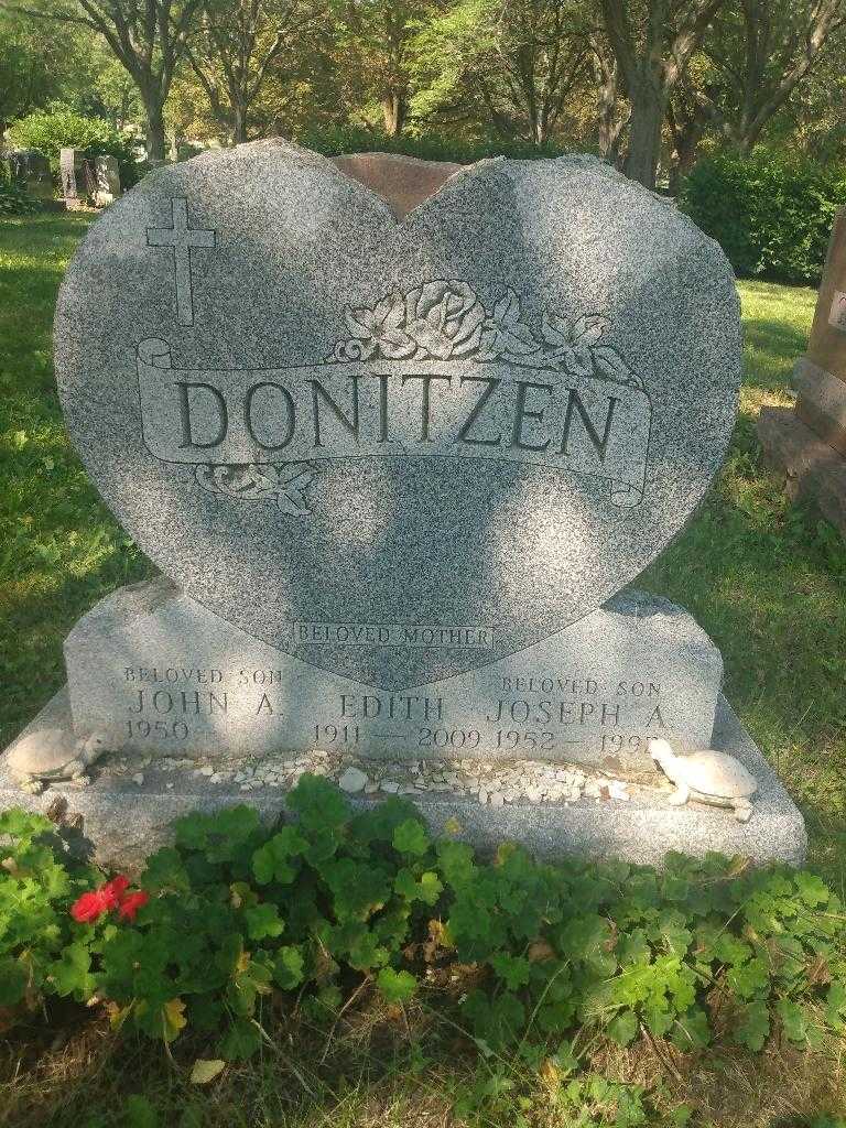 Edith Donitzen's grave. Photo 2