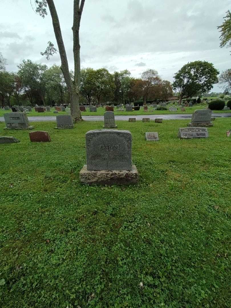 Grover C. Axton's grave. Photo 1