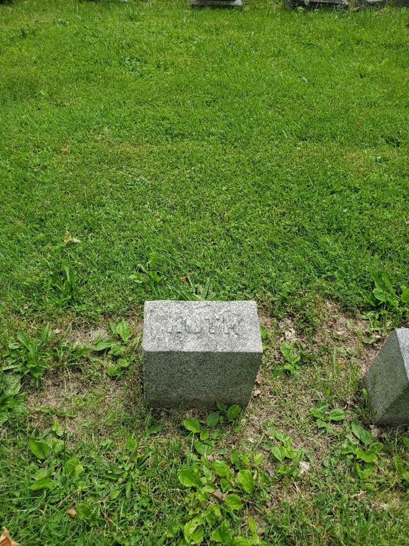 Ruth L. Couvrette's grave. Photo 5