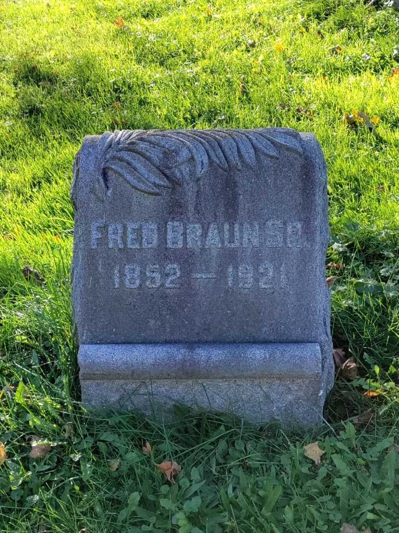 Fred Braun Senior's grave. Photo 3