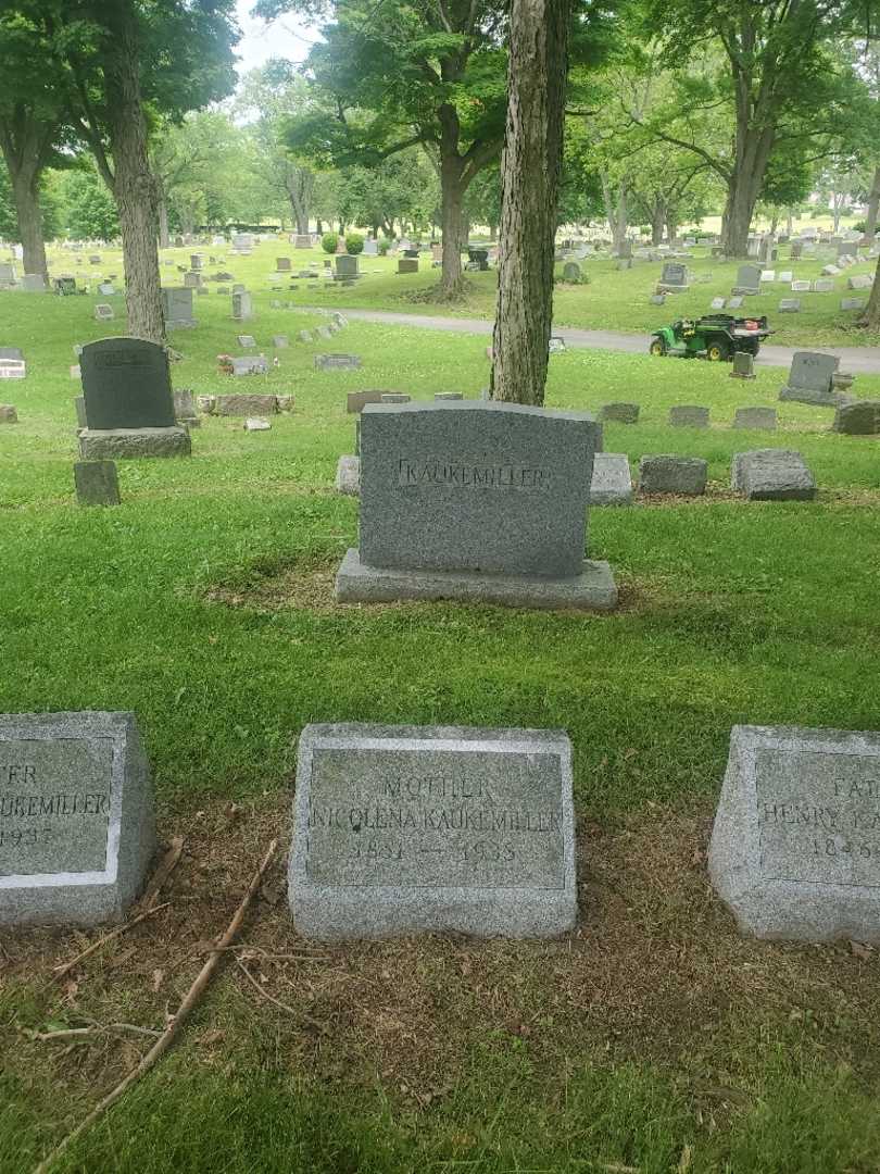 Nicolena Kaukemiller's grave. Photo 1