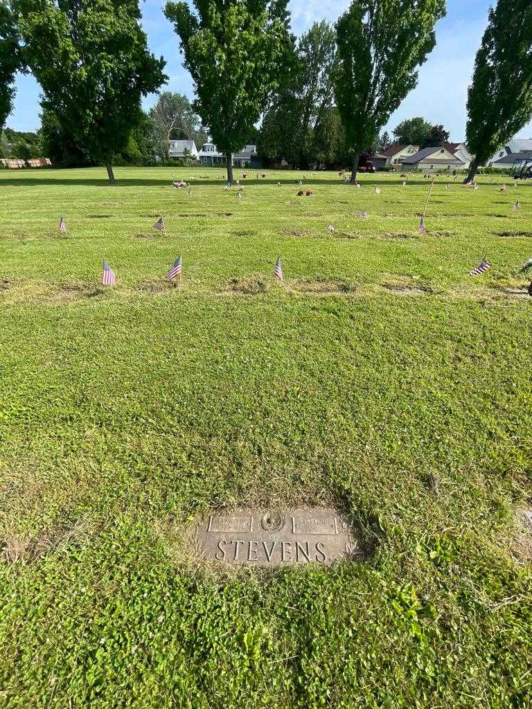 Kenneth Stevens's grave. Photo 1