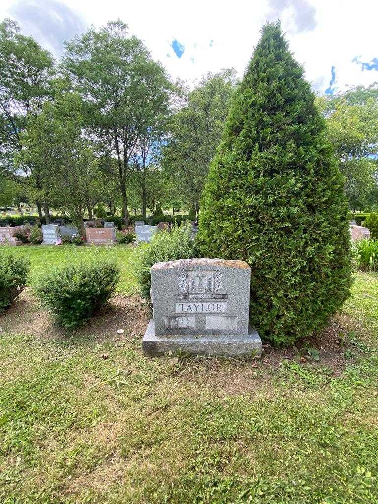 Floyd E. Taylor's grave. Photo 1
