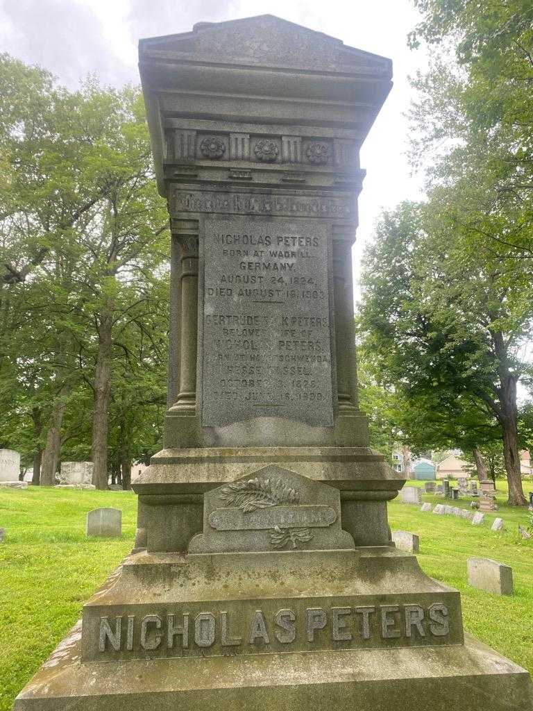 Gertrude Peters Falk's grave. Photo 3