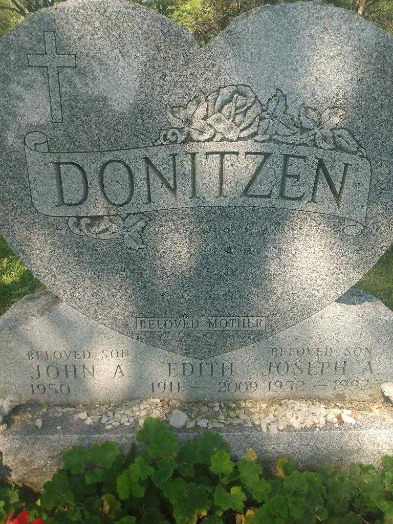 Edith Donitzen's grave. Photo 3