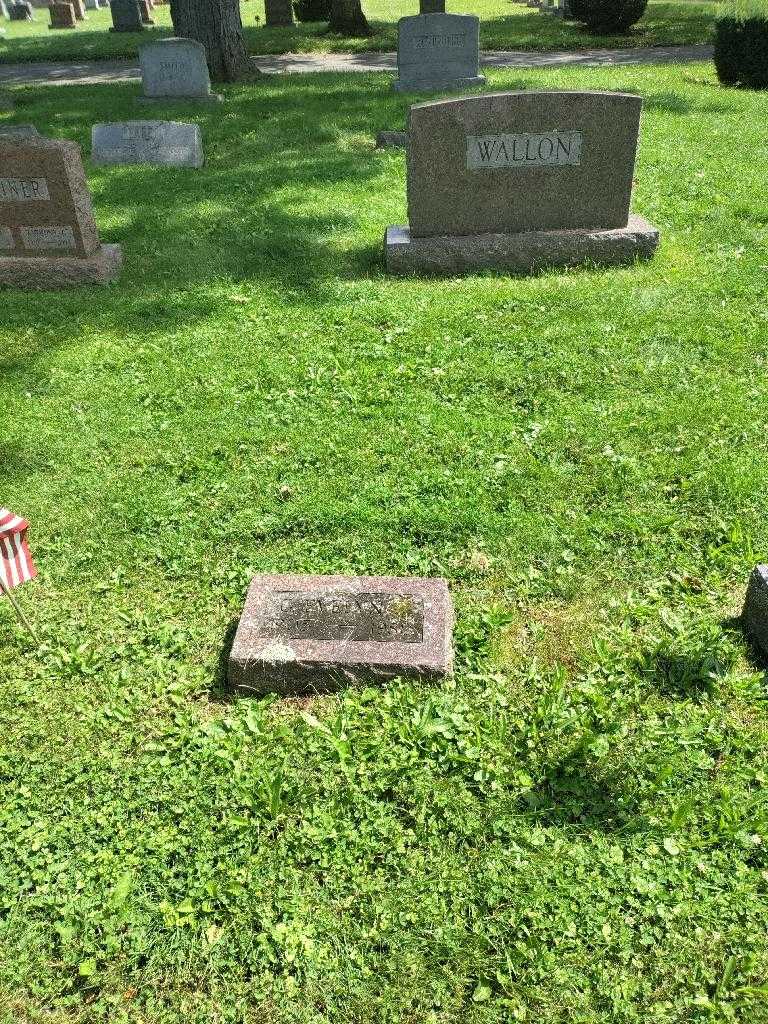 Evelyn G. Wallon's grave. Photo 1