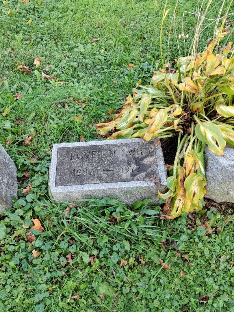 Grover H. Swift's grave. Photo 2