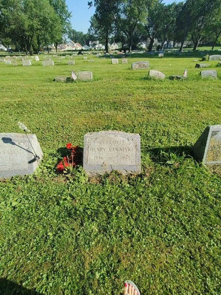 Henry Van Slyke's grave. Photo 1