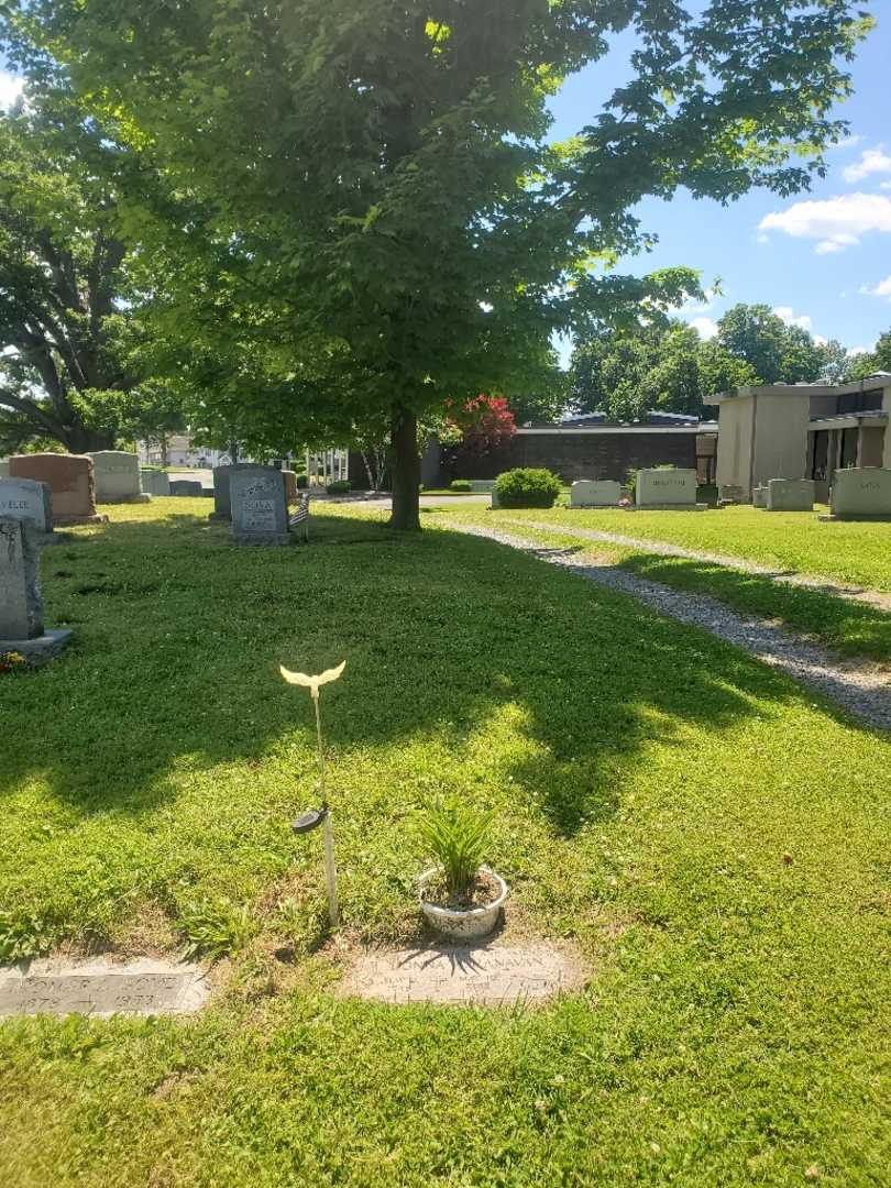 Donna A. Hanavan's grave. Photo 1