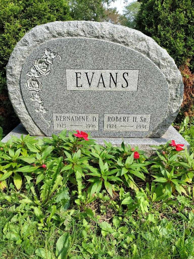 Robert H. Evans Senior's grave. Photo 3