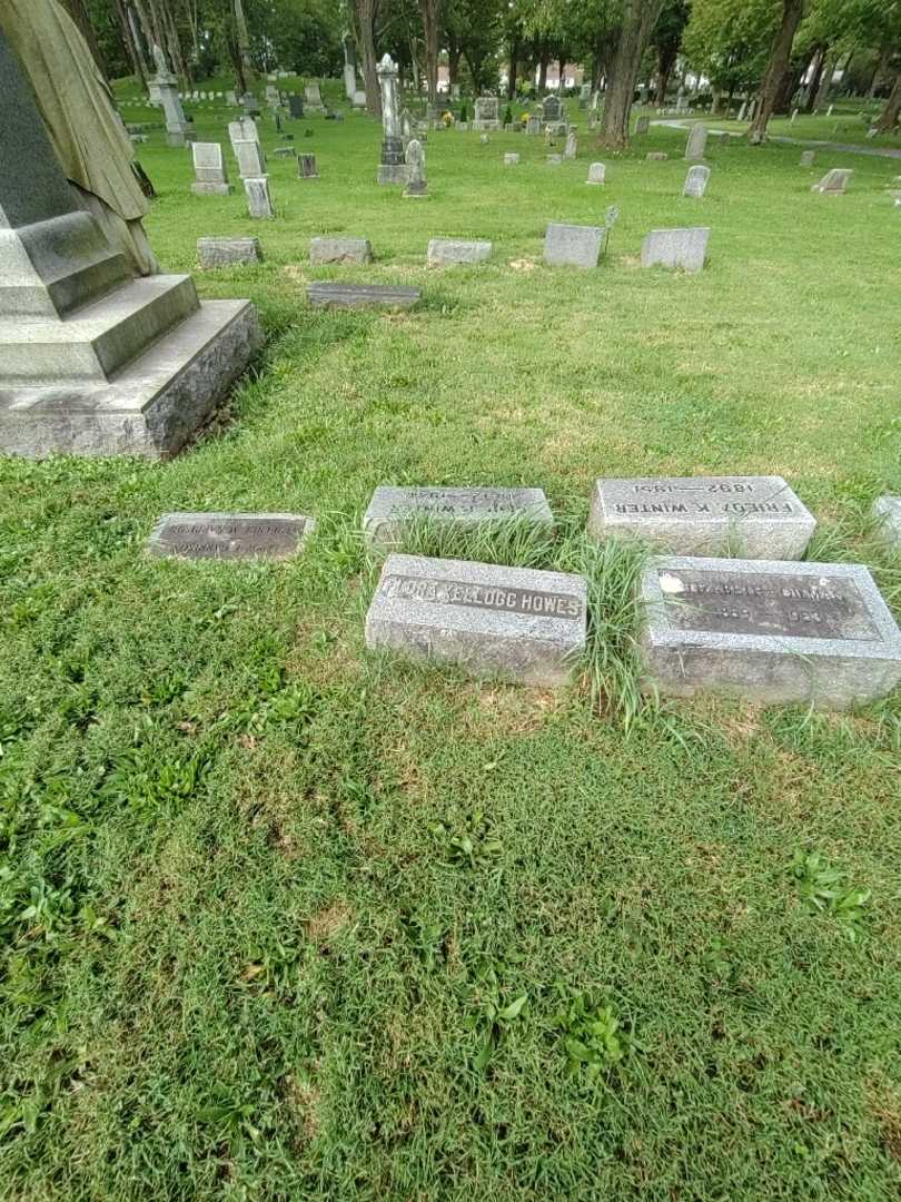 Flora Kellogg Howes's grave. Photo 1