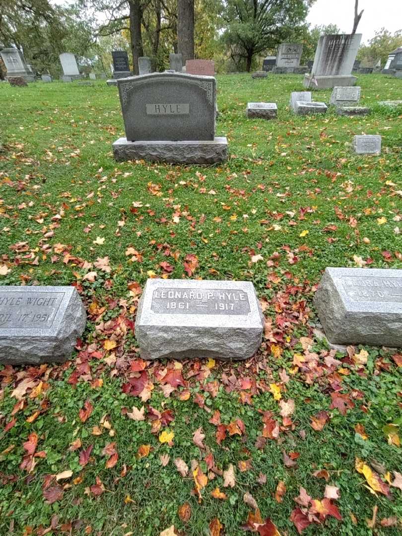Leonard P. Hyle's grave. Photo 1