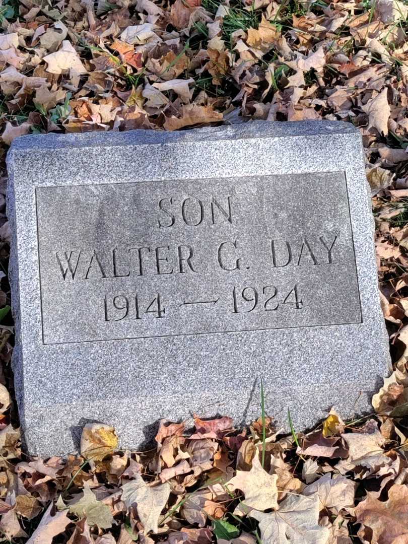 Walter G. Day's grave. Photo 3