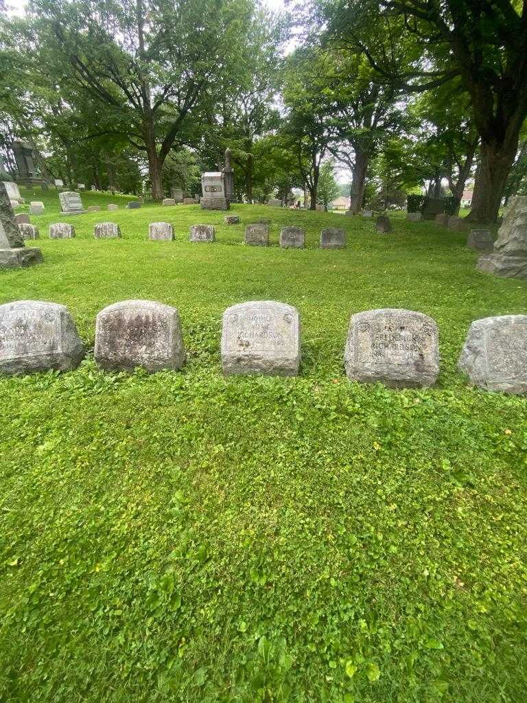 Ada E. Richardson's grave. Photo 1