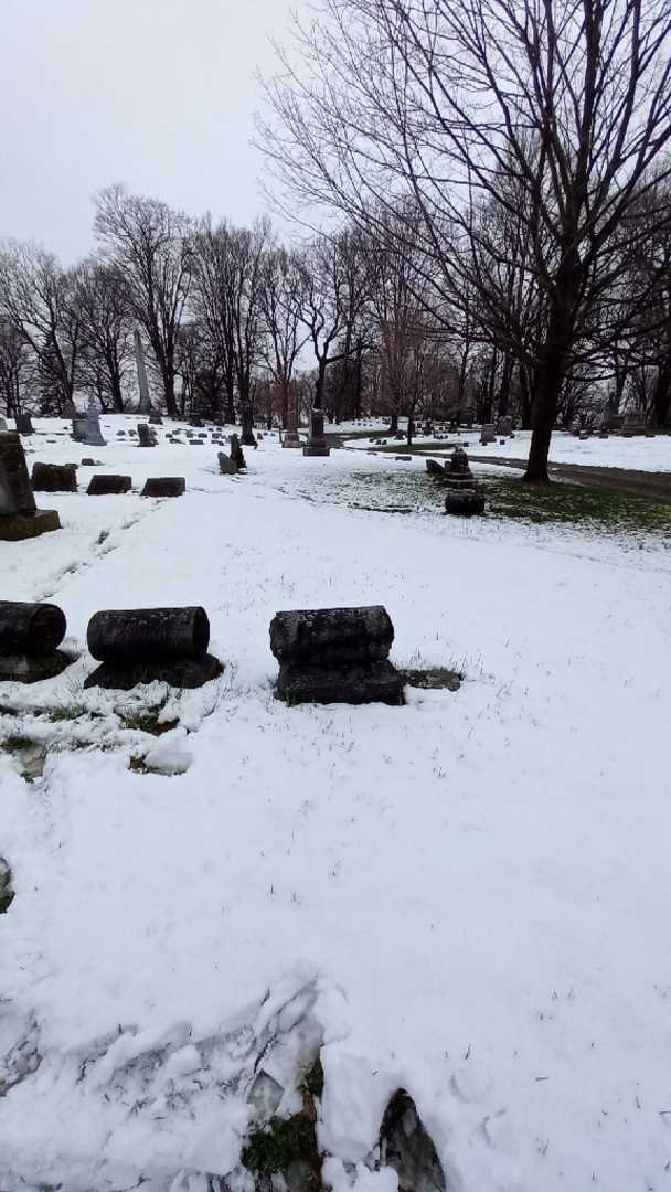 Ernest J. Hurst's grave. Photo 1