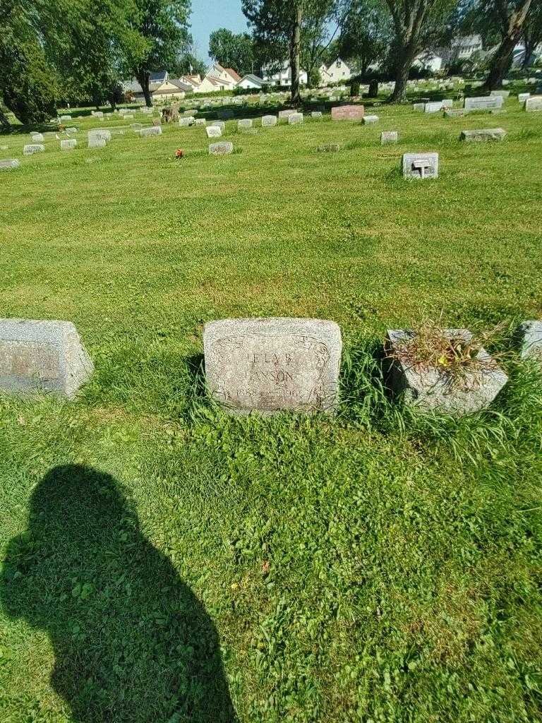 Leila B. Hanson's grave. Photo 1