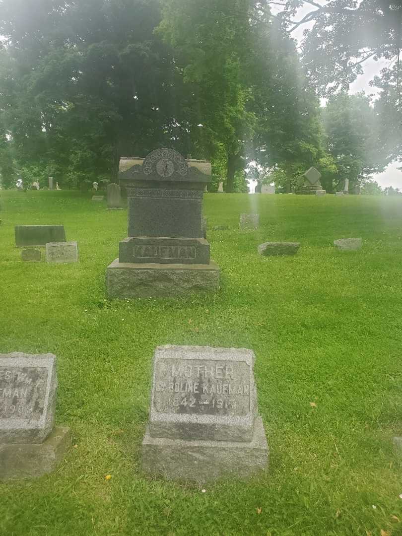 Caroline Kaufman's grave. Photo 2