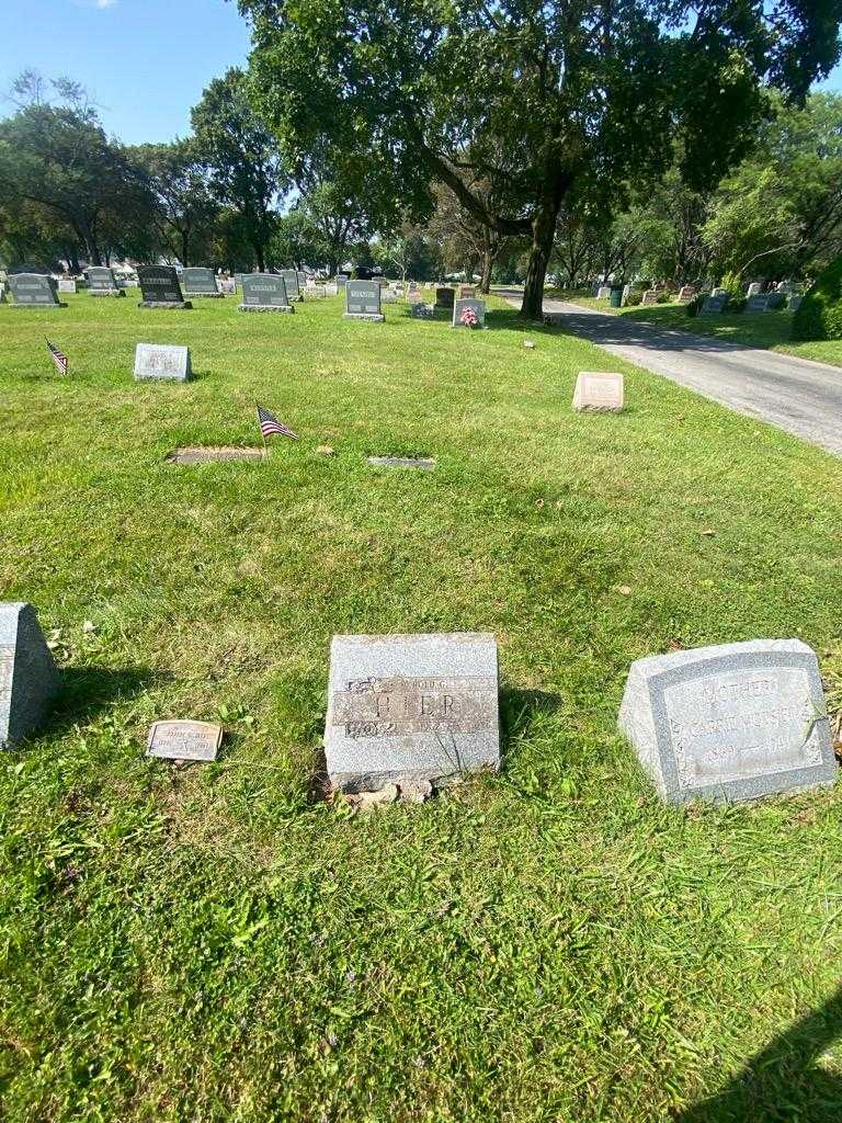 Harold G. Hier's grave. Photo 1