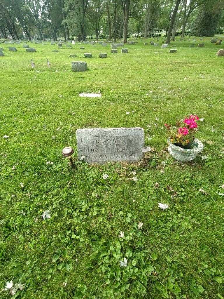 Ruby L. Brown's grave. Photo 1