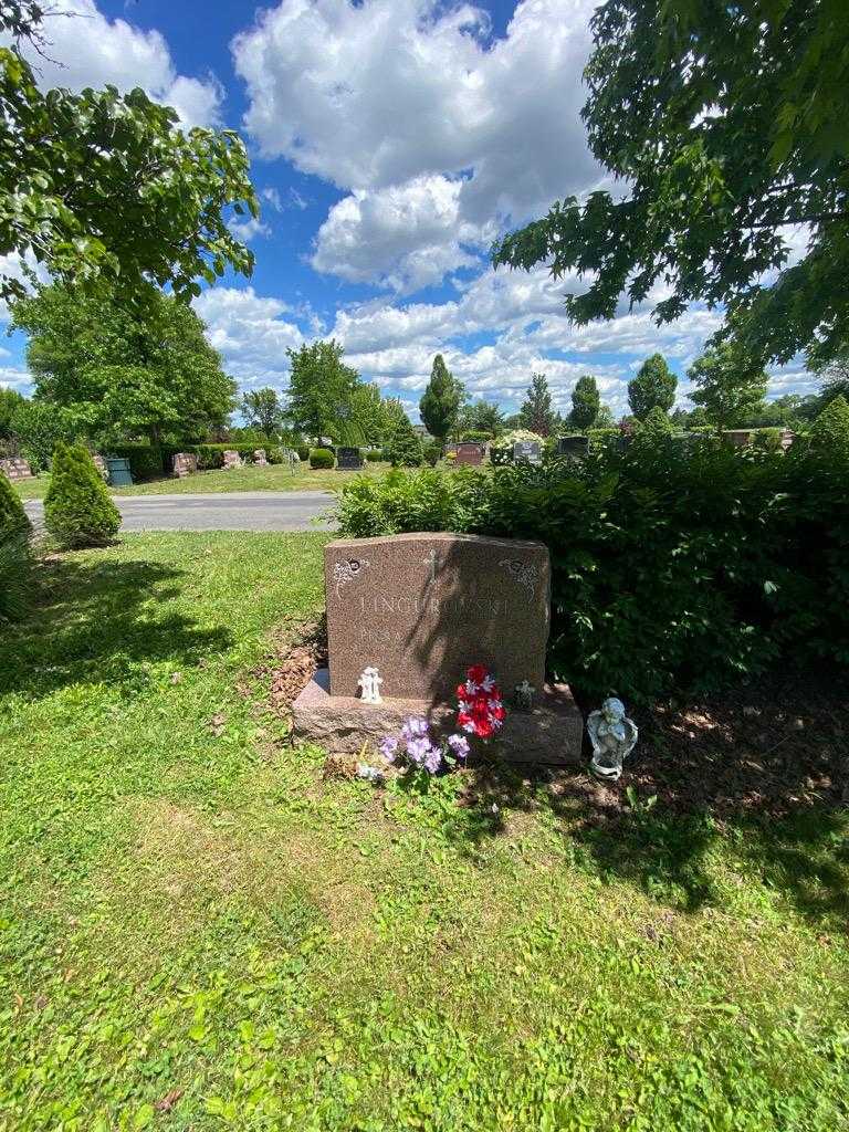 Petra Lingurovski's grave. Photo 1