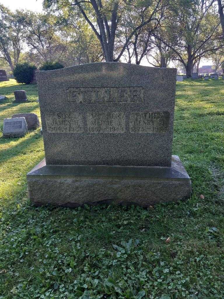 Minnie J. Fuller's grave. Photo 1