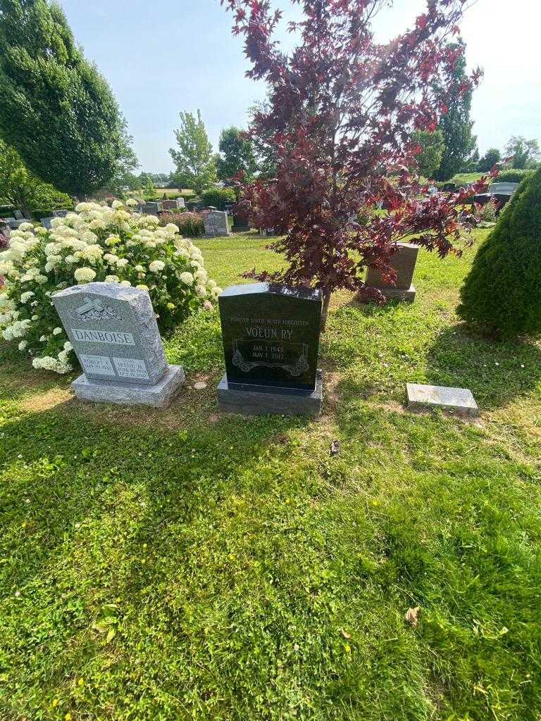 Voeun Ry's grave. Photo 1