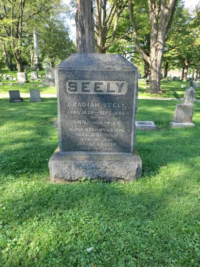 Bertha Manzer's grave. Photo 4