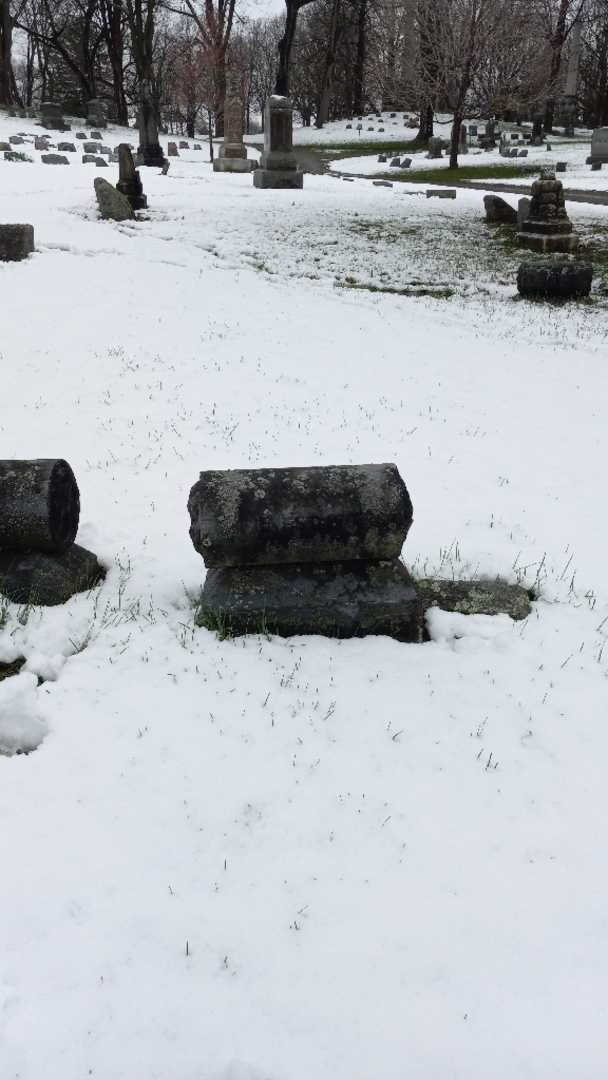 Ernest J. Hurst's grave. Photo 2