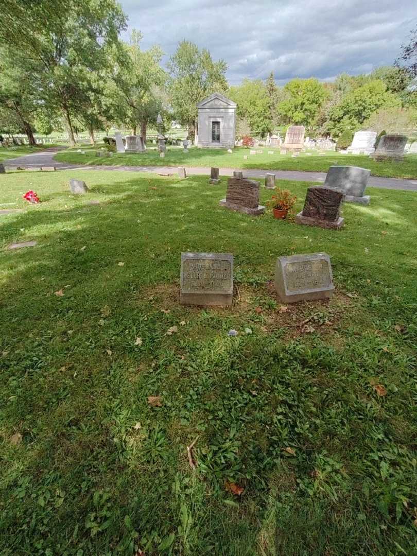 Wellington E. Palmer's grave. Photo 1