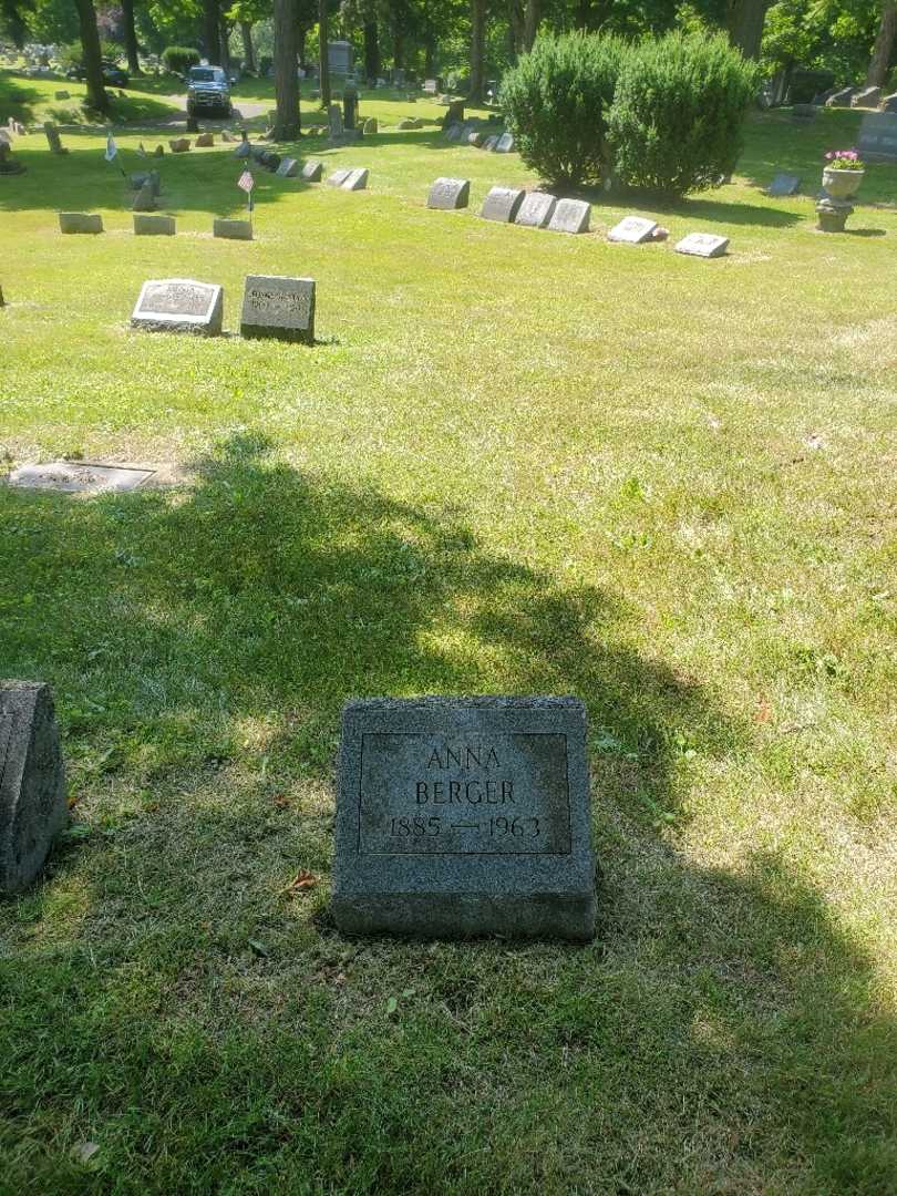 Anna Berger Mueller's grave. Photo 1