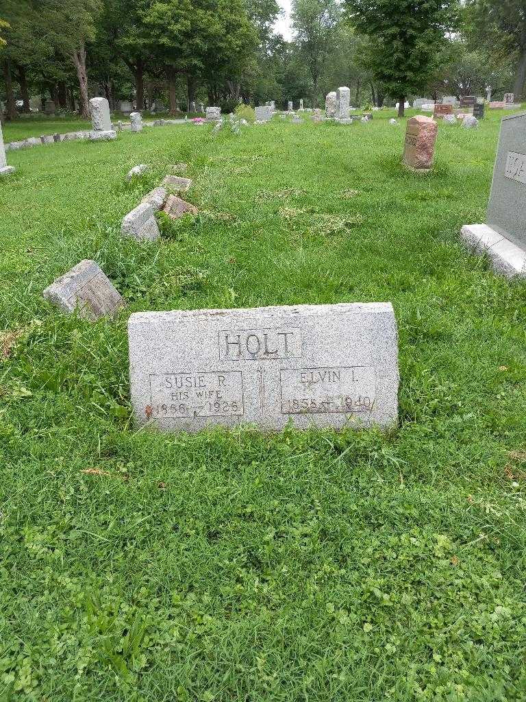 Susie R. Holt's grave. Photo 1