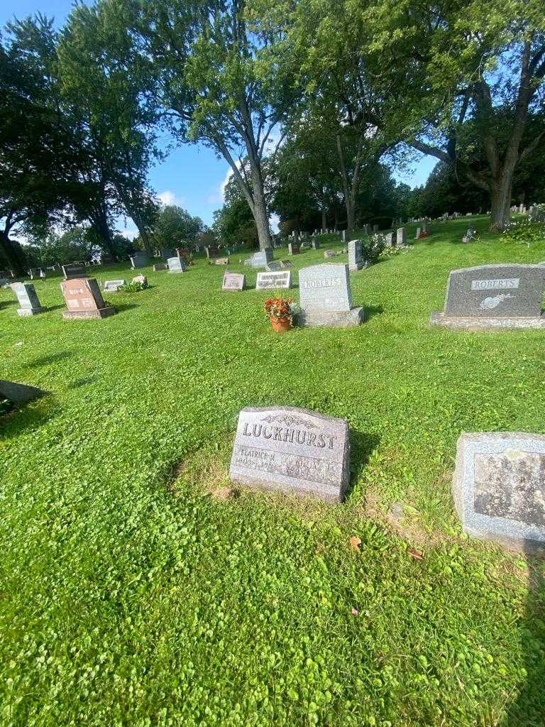 Beatrice M. Luckhurst's grave. Photo 1