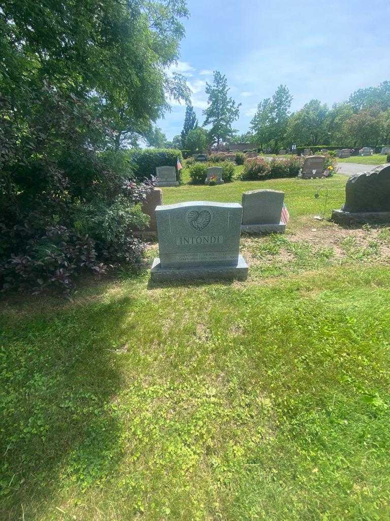 Louis Intondi's grave. Photo 1