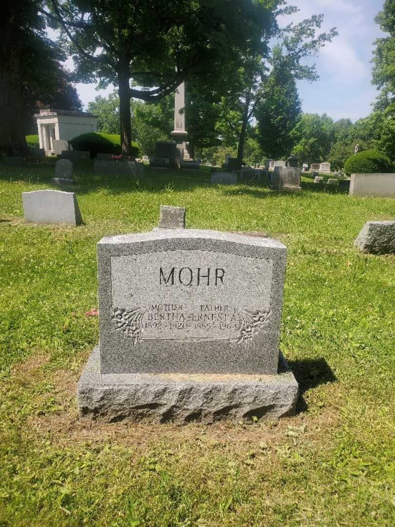 Bertha M. Mohr's grave. Photo 2