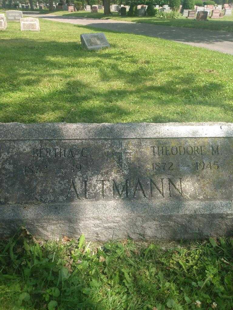 Theodore M. Altmann's grave. Photo 3