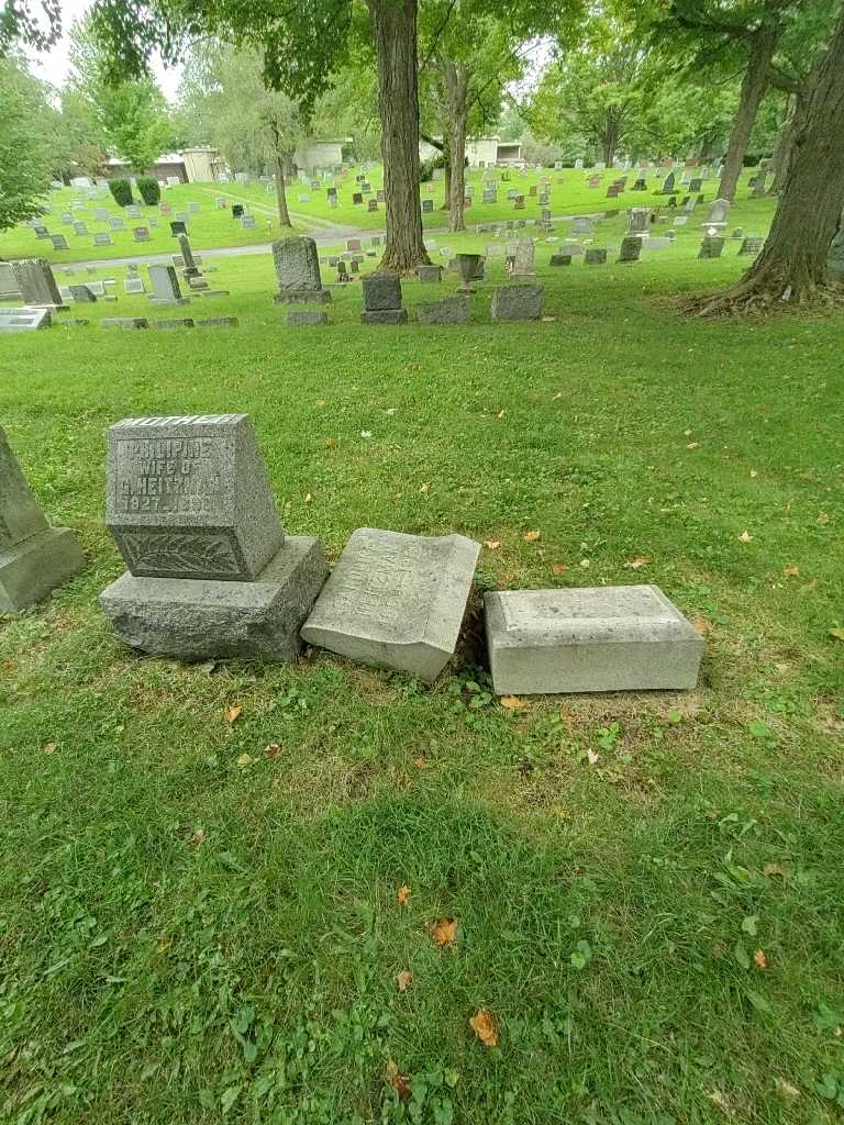 Carolina Heitzman's grave. Photo 1