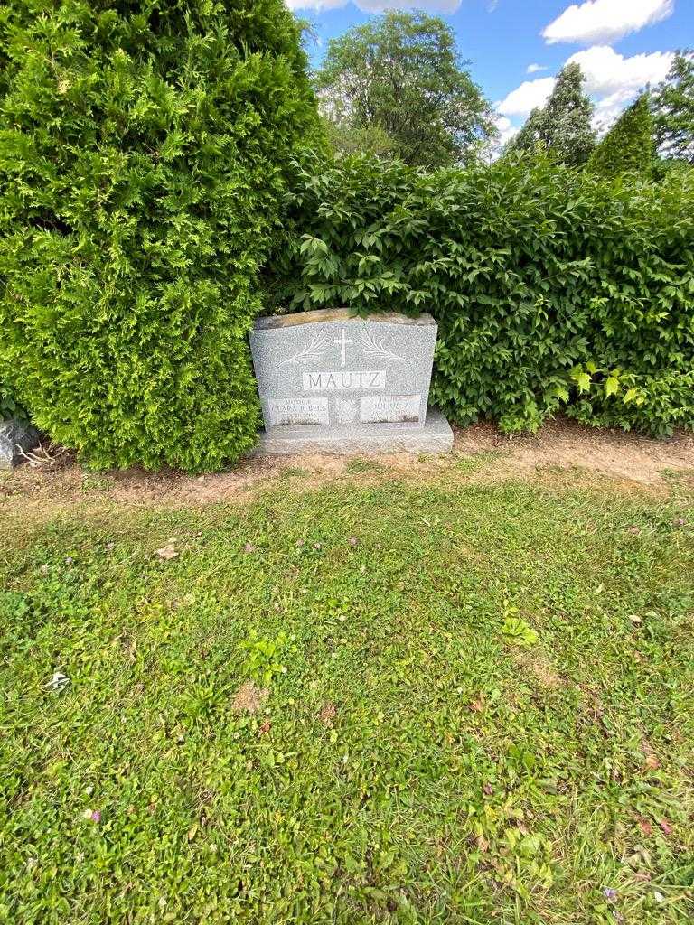 Julius A. Mautz's grave. Photo 1