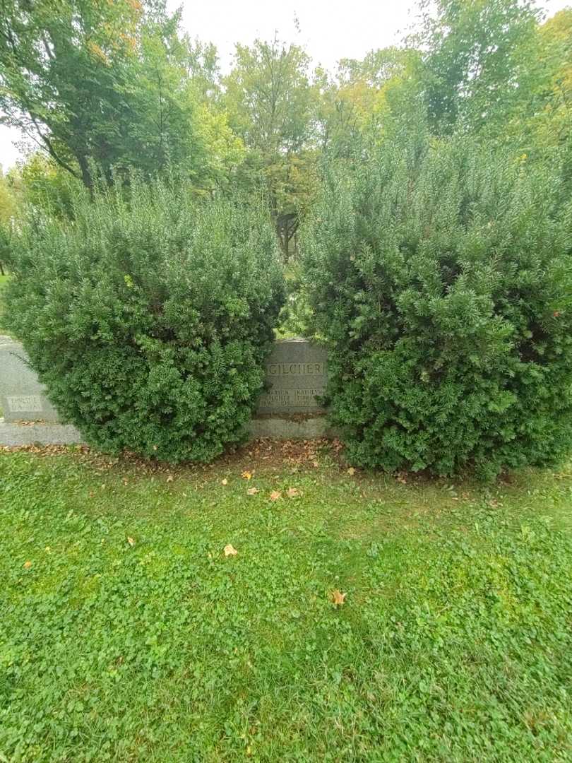 Marion Gilcher's grave. Photo 1