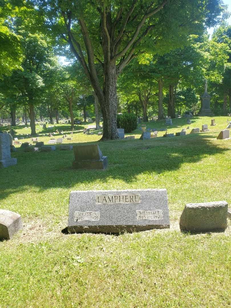 William F. Lamphere's grave. Photo 1