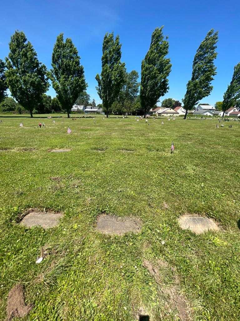 Alice A. Muhl's grave. Photo 2