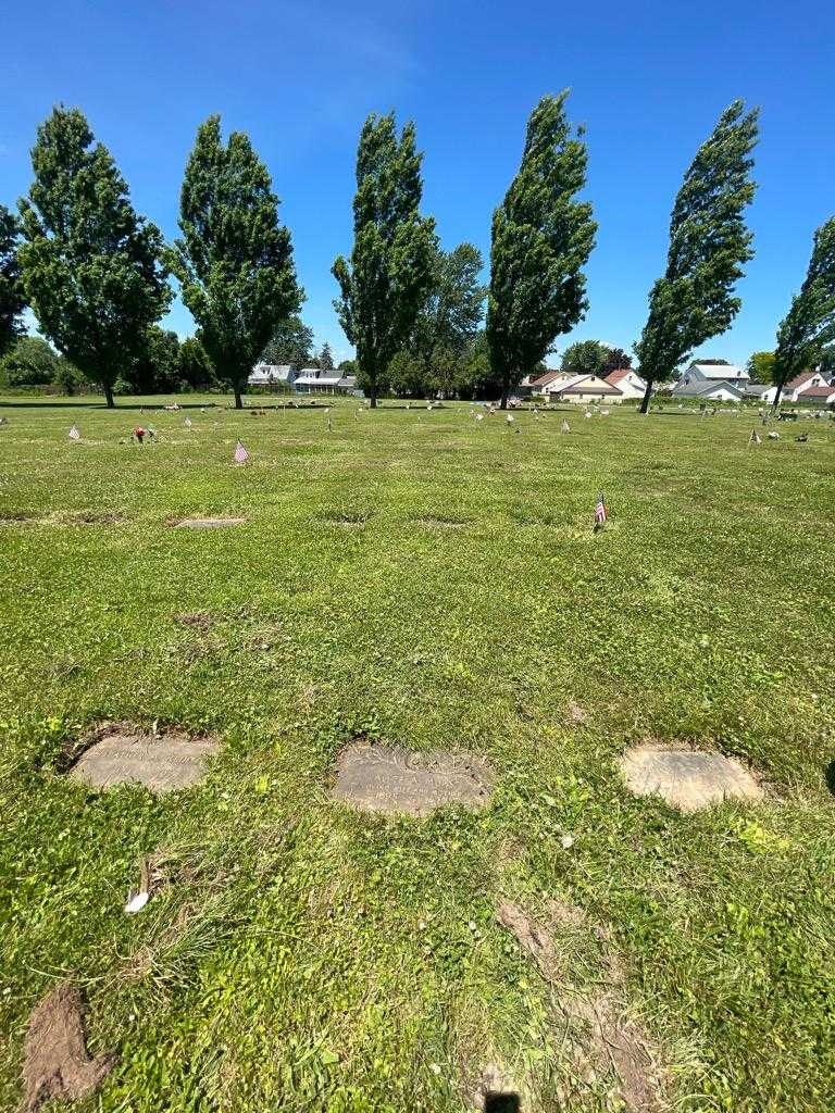 Alice A. Muhl's grave. Photo 1