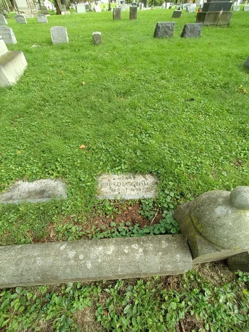 Bertha Grom's grave. Photo 1