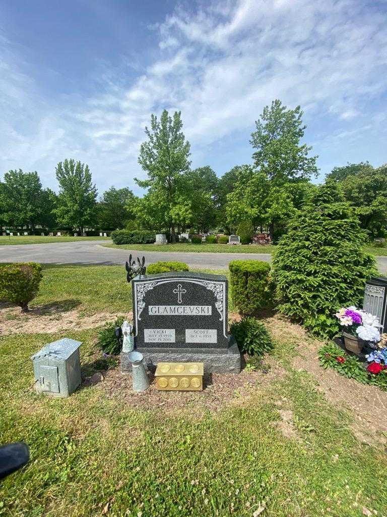 Vicki Glamcevski's grave. Photo 1