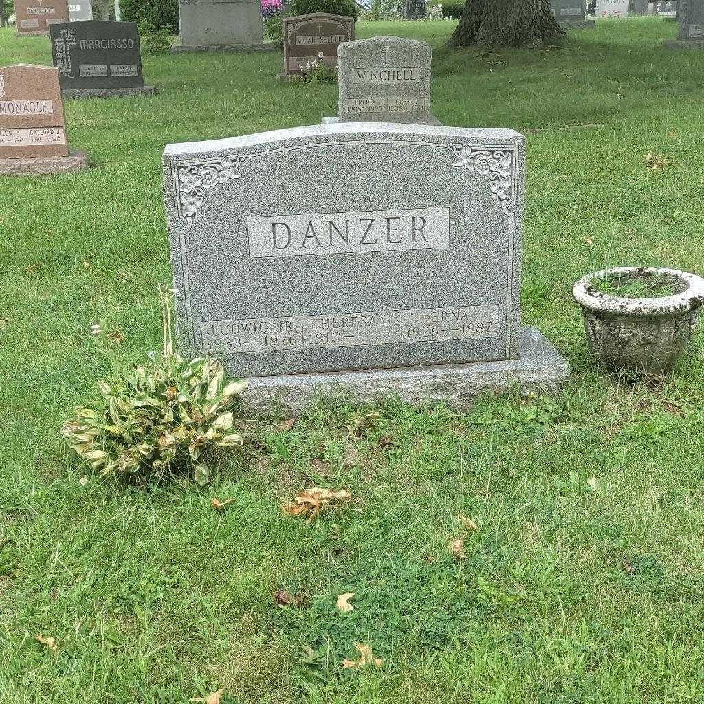 Erna Danzer's grave. Photo 3