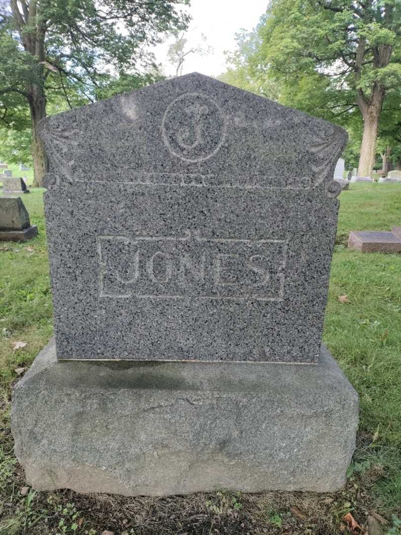 Bertha W. Jones's grave. Photo 4