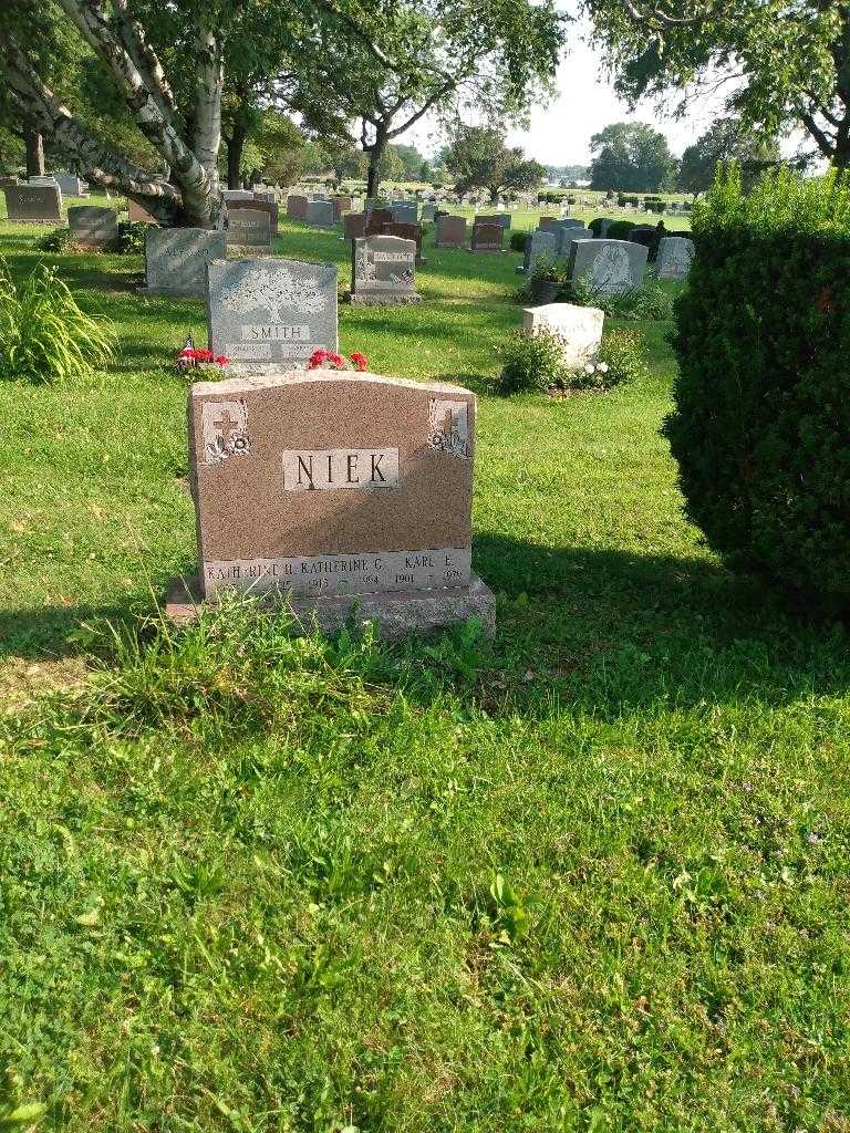 Katherine G. Niek's grave. Photo 1