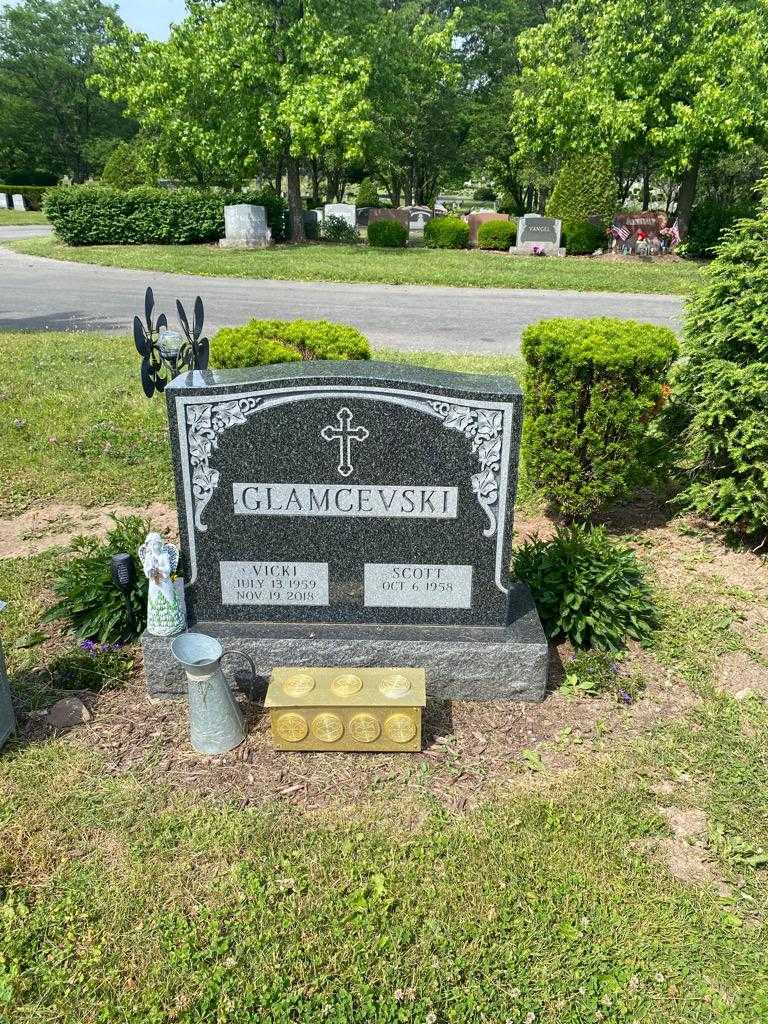Vicki Glamcevski's grave. Photo 2