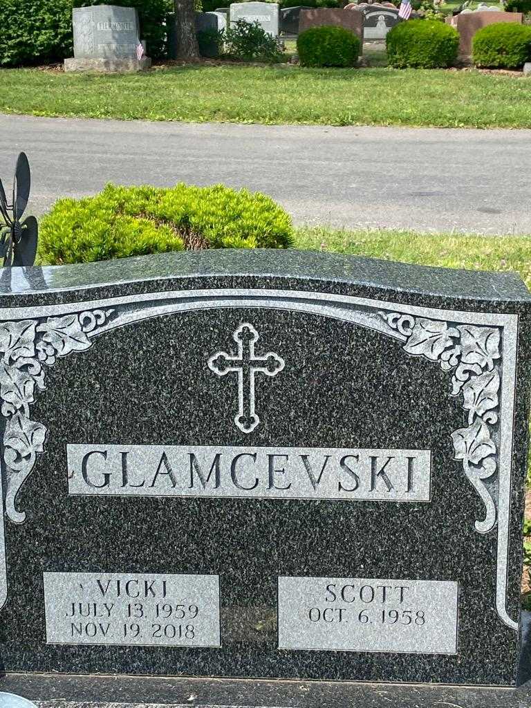 Vicki Glamcevski's grave. Photo 3