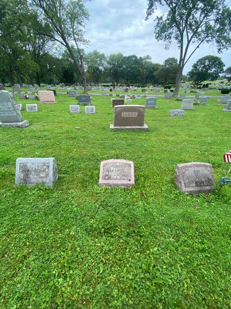 Vera L. Kurtz's grave. Photo 1