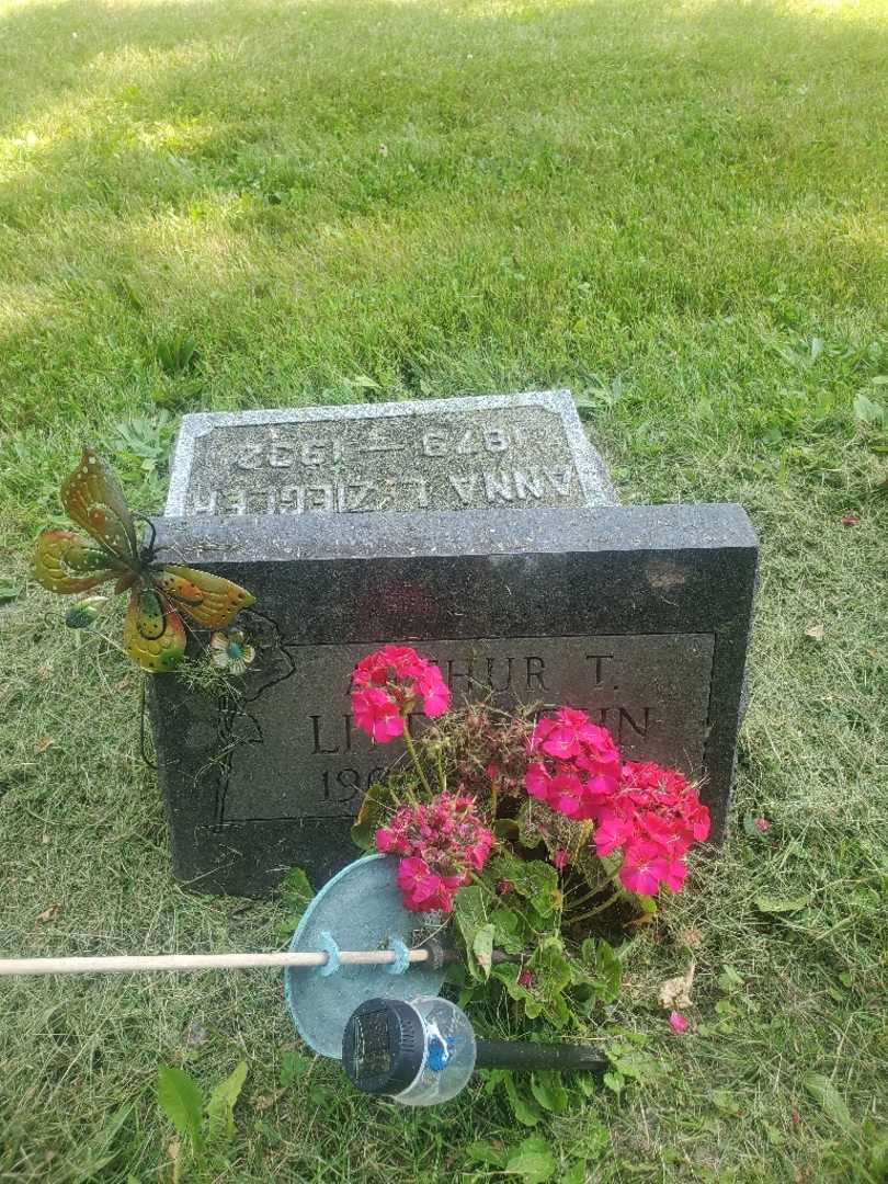 Arthur T. Littlejohn's grave. Photo 3